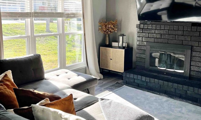 Parkside House | Casa Heights 3BD, Great for Couples or Groups!