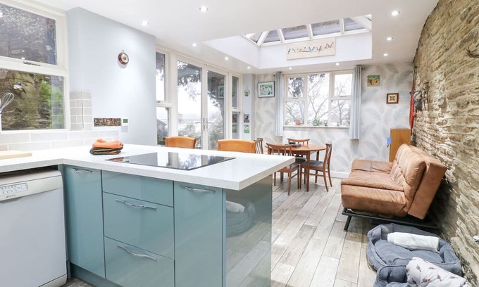 Holymoorside Cottage | YEW TREE COTTAGE, pet friendly, with open fire in Chesterfield