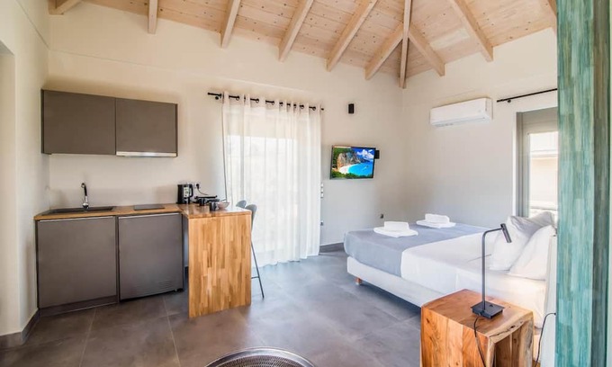 Episkopos House | Mountain View Suite with Mega Balcony