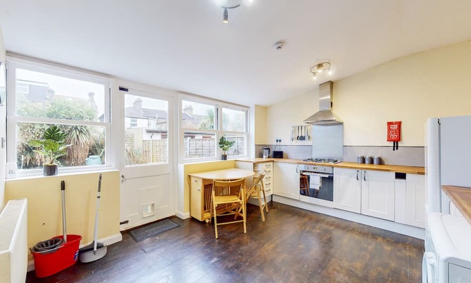 Leyton Apartment | Charming 1BD flat with a private garden in Leyton
