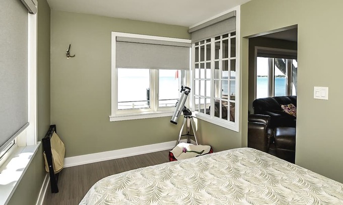Hamilton Cottage | Cozy beach escape from the city! Enjoy a sandy beach retreat on Lake Erie!