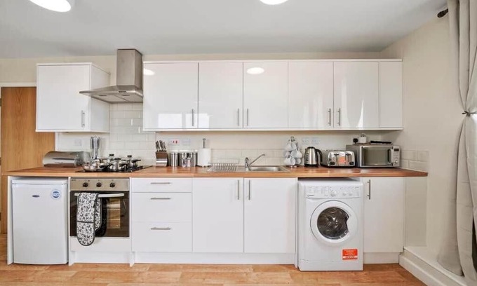 New Forest District Apartment | 30% OFF! Stylish and Sleek 3 Bed in Southampton