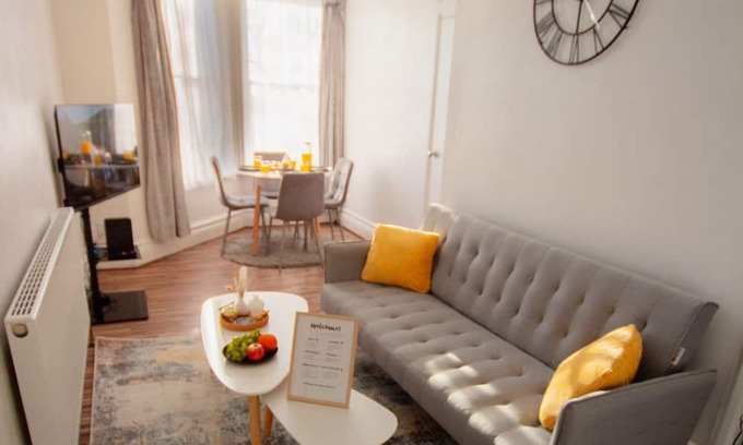 Luton Apartment | 1 Bedroom - Lilliputian Snowflake Suite