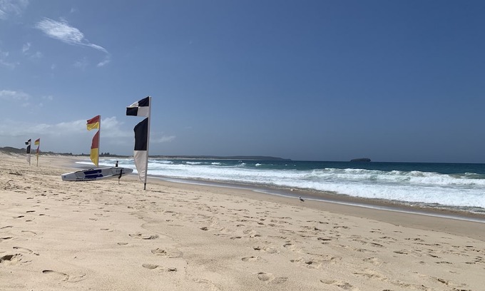 Budgewoi Cottage | Cute original 60’s Budgewoi beach house. 5 minute walk to beach & pet friendly!