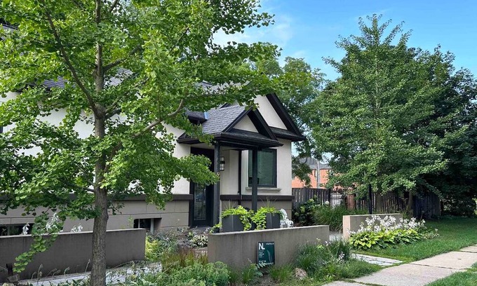 Dundas Bed & Breakfast | Located in the beautiful town of Dundas near trails, parks and water falls