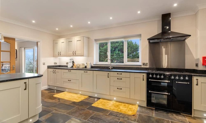 Kilgetty House | Maynor - Large Luxury House, Log Burner, Central Location