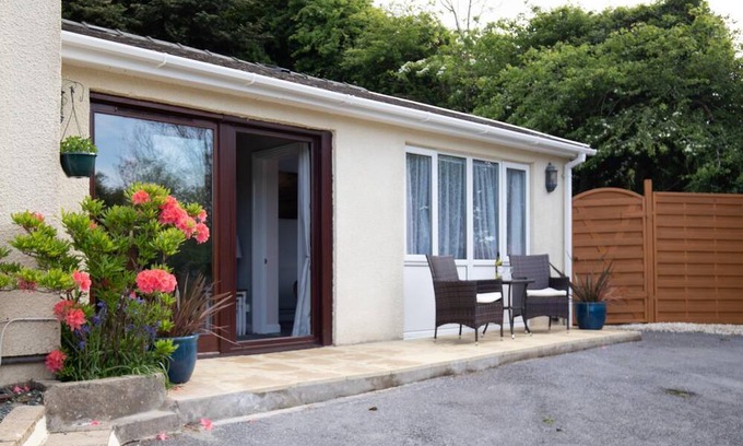 Wiseman's Bridge House | The Hollies - Short Walk to Beach, Peaceful Location, Parking