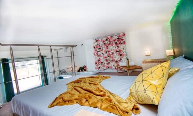 Tower Hamlets Apartment | Studio flat with mezzanine close to West Ham
