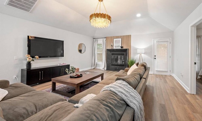 Grapevine House | A designer's dream, incredible location, spacious and cozy!