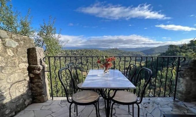 Venasque House | Charmer in the heart of Venasque