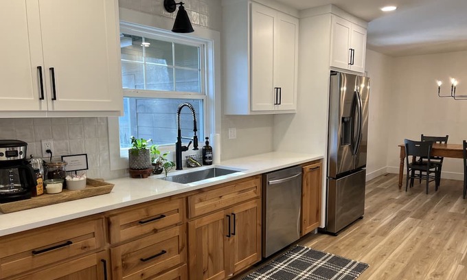 Pittsburg House | Freshly renovated modern 4 bd+3 ba home just 2 miles from hospital and college!