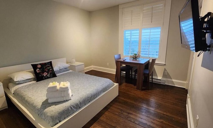 Desjardins Apartment | La Juliette - Private Bathroom and Balcony