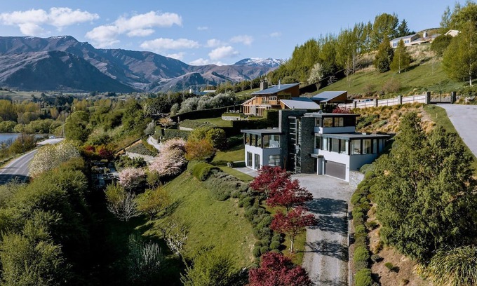Lake Hayes House | Hawthorne House - Lake Views