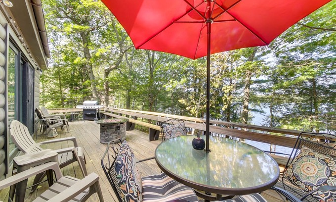 South China Cabin | China Lake Retreat: Kayaks, Grill & Fireplace!