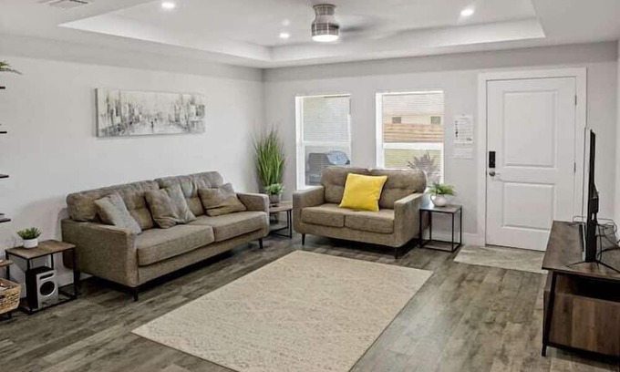 Warm Mineral Springs Apartment | 3 Bedroom 724700 by Houzlet