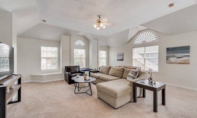 Valley Ranch House | Spacious & Beautiful Sleeps 10 people!