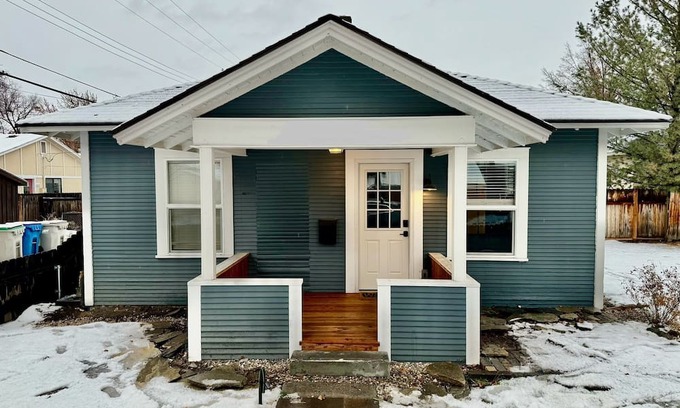 North End Cottage | Lovely North End Cottage- Newly renovated historic home with all the amenities.
