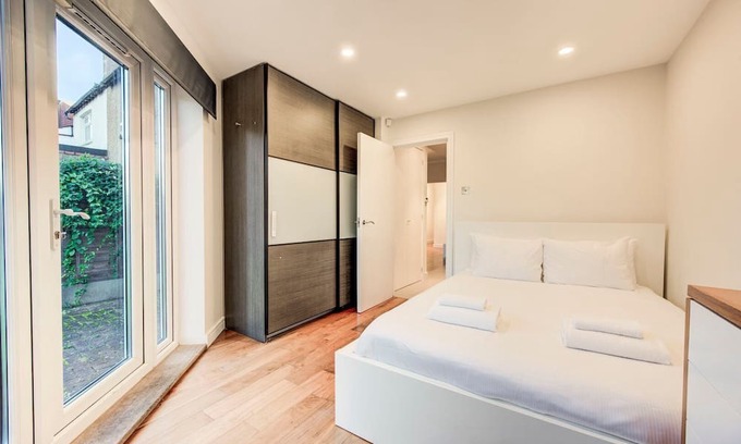 Hendon House | GuestReady - Contemporary Charm in Hendon