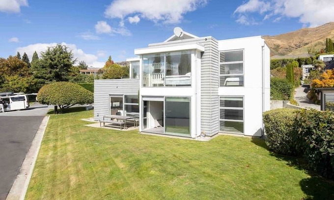 Wanaka House | Famous TREE in lake is 100m walk, huge house only a 15 min lake walk to town