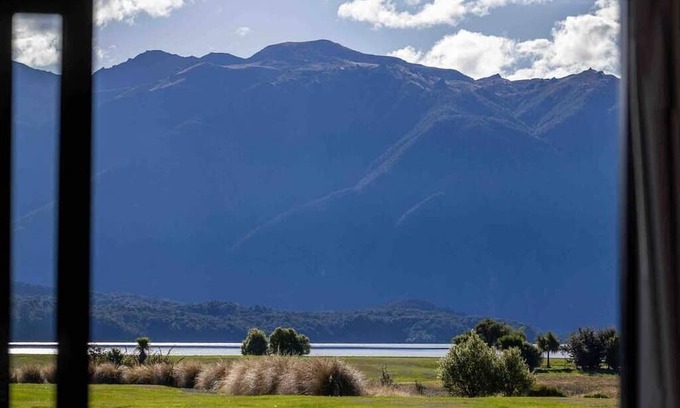 Te Anau Apartment | Gorgeous mountain and lake views and a great base to visit Milford Sound