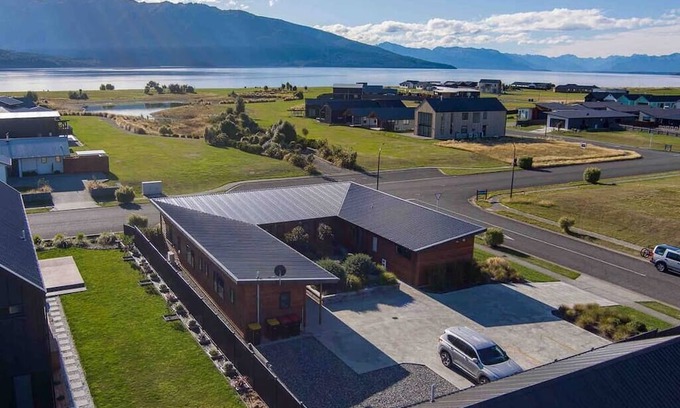 Te Anau Apartment | Stunning Te Anau lake and mountain views and the gateway to Milford Sound