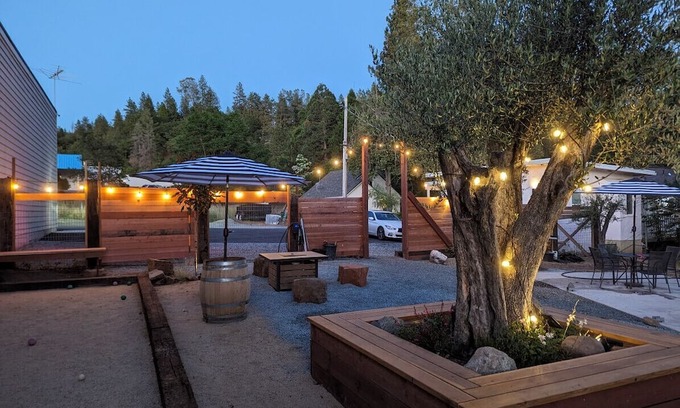 Placerville Apartment | #3 Ore Room Harper Inn · Restored 1940 Motel Full Kitchen w/ Free Bikes