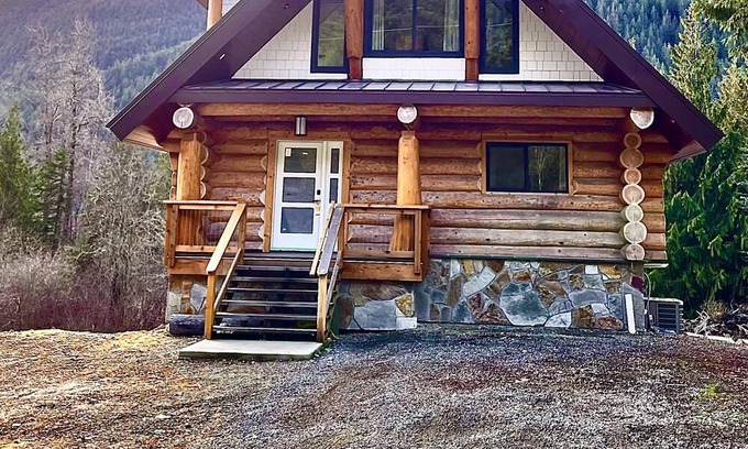 Sunshine Valley Cabin | Log cabin retreat, in beautiful Sunshine Valley, minutes from Manning Park.