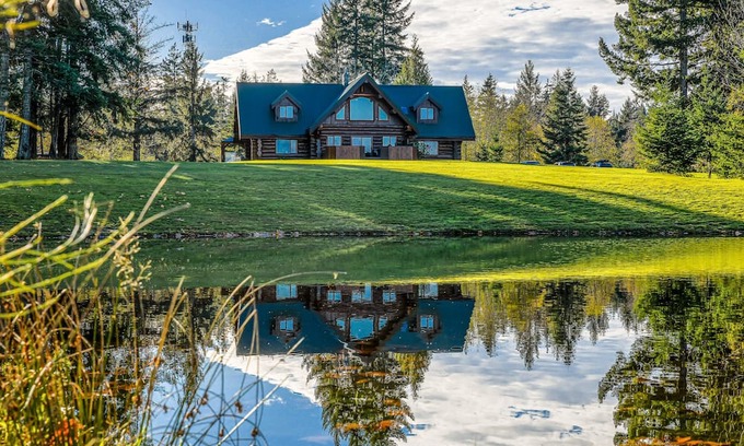 Courtenay House | Spacious Canadian dream log home with your own private oasis in Seal Bay area.