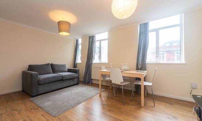 Cathedrals Apartment | Pass the Keys | Central Flat Near Borough Market