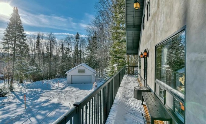 Les Pays-d'en-Haut Regional County Municipality Ski Chalet | 4 Br Luxury St-Sauveur Chalet & Pool, Swim Spa, fireplace, close to Ski resort