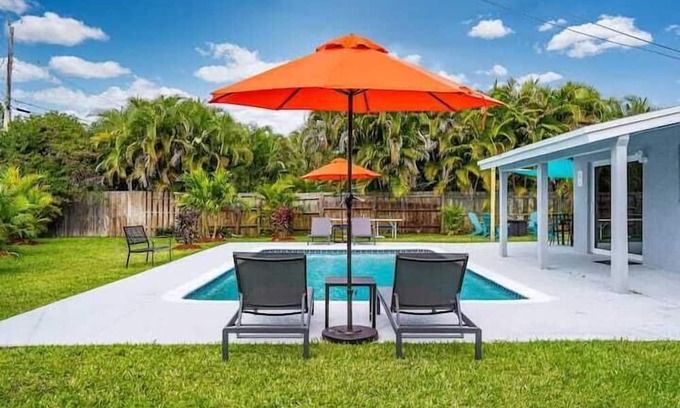 Sunset Apartment | 5 Bedroom 722398 by Houzlet