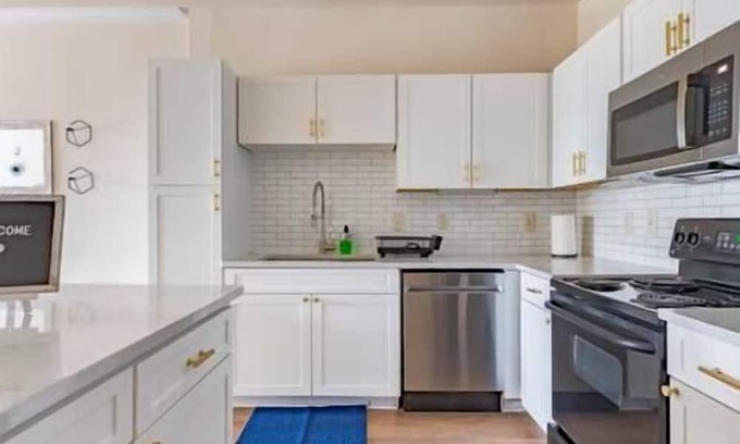 Houston Apartment | *Retreat With Patio And Gym & Pool + Parking*