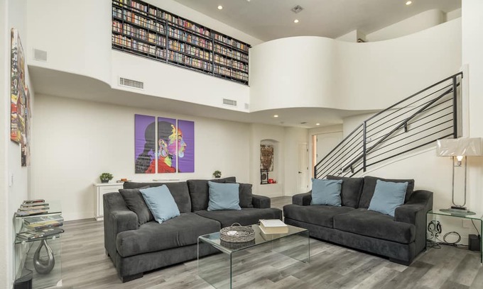 Chandler House | Modern Spacious 2 Master Bedroom Cal King with Loft & Pool Sleeps 6