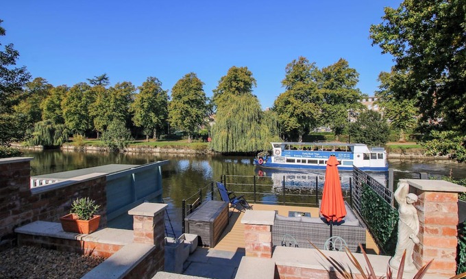 Shrewsbury Cottage | RIVERSIDE COTTAGE, with a garden in Shrewsbury