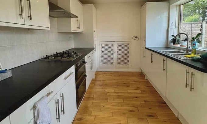 Uxbridge House | Bright 3 Bed Home in Green + Tranquil Gerrards Cross!