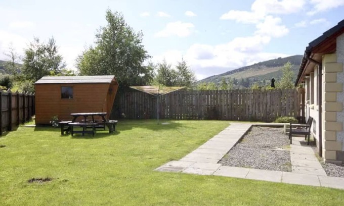 Drumnadrochit House | Wonderful private villa for 6 guests with WIFI, TV and patio