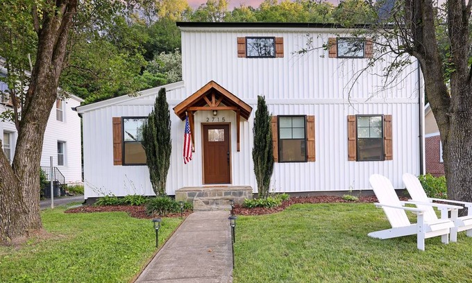 Bassett House | Luxury 3BR Getaway Steps From the River access