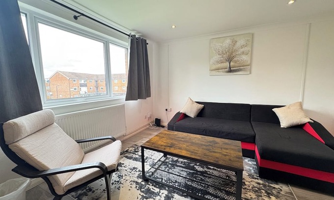 Northolt Mandeville Apartment | Beautifully Styled 2BR with Free Parking Northolt