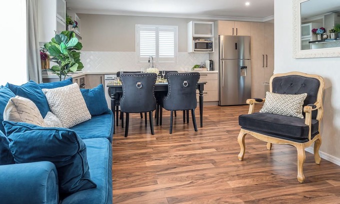 Wynnum West House | A Touch of Luxury by the Bay - Modern & Stylish Top Level 3 Bed Guest Suite