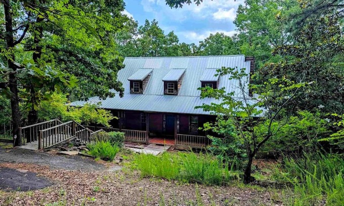 Quitman House | Lakefront on Greer’s Ferry in secluded upscale neighborhood.