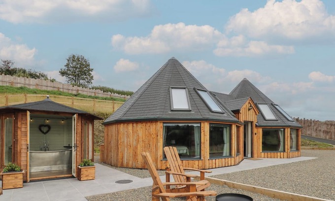 Cribyn Cottage | Y CWLWM - THE CELTIC KNOT, pet friendly, with a garden in Lampeter