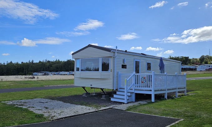 Dunbar Cottage | THURSTON MANOR CARAVAN PARK, PONY MEADOW, with a garden in Dunbar