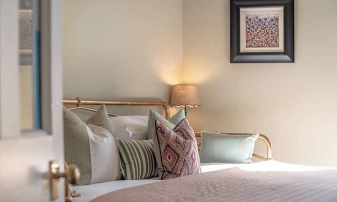 Shawlands Apartment | Bright & Stylish 2-Bedroom Apartment in Shawlands, Glasgow