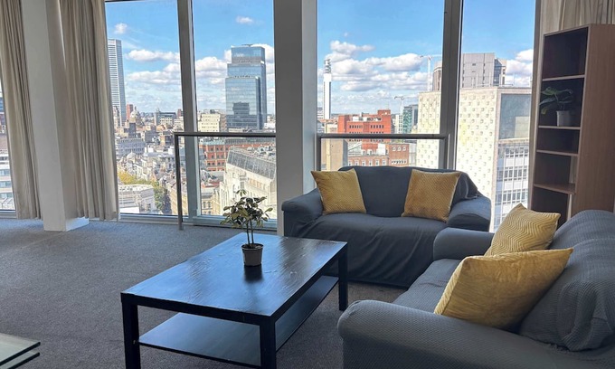 Birmingham City Centre Apartment | City Skyline Stay in Iconic Rotunda, 2B2B Apt