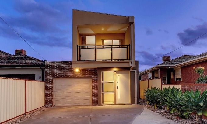 Thomastown House | 4 bedroom 2 bathroom 10min from Melbourne Airport & 20 min from CBD