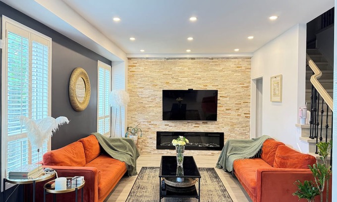Churchill Meadows House | YOUR HOME AWAY FROM HOME.Best Family Neighourhood, Close to all Attraction
