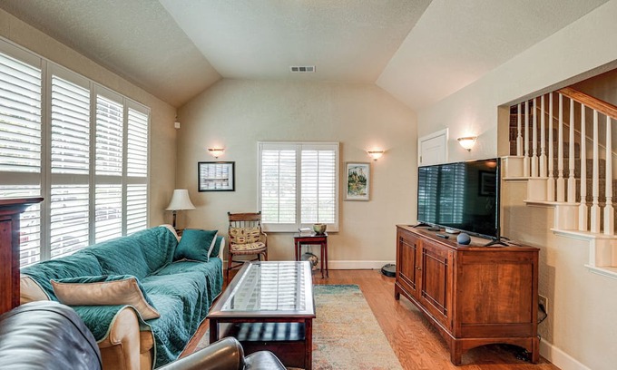 Stockton House | Walkable Miracle Mile Retreat w/ Peaceful Patio