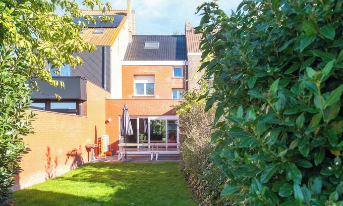 Nieuwpoort House | Spacious town house at canal with garden