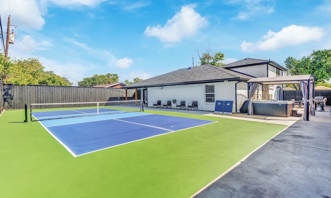Watauga House | Pickleball & HotTub near FW Stockyards Sleeps 20