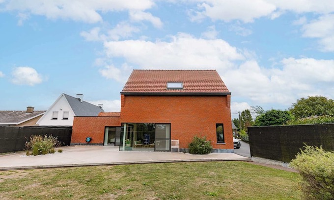 Lichtervelde House | Cozy Village Getaway with Garden views & Parking
